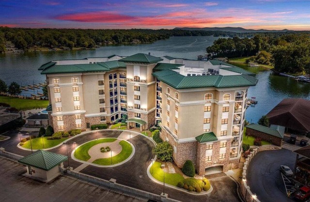 LAKE Stardust - Condo with pool ! Pet friendly
