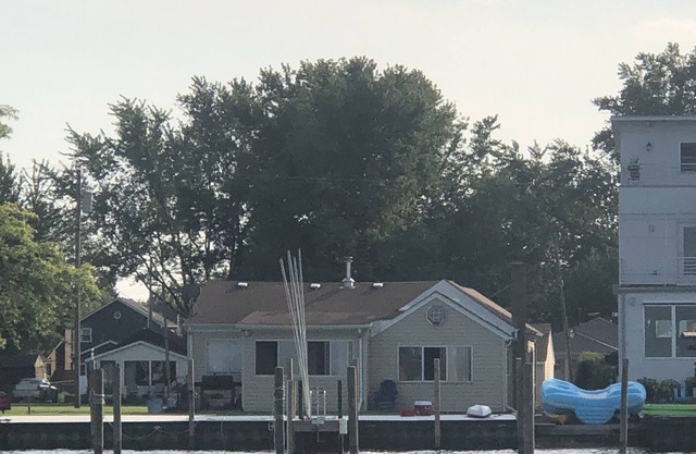 Lake StClair Belvedere bay hot tub 2 boat wells fishing paddle boards, kayak
