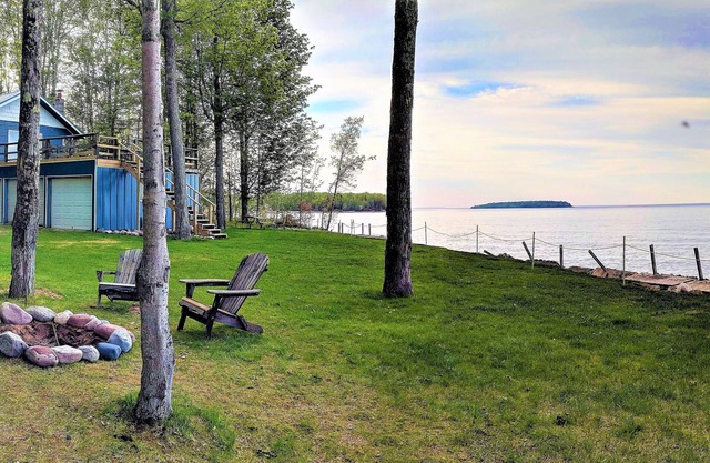 Lake Superior Lodge w / Private Lakefront Große Terrasse, Blick auf die Insel, Pictured Rocks