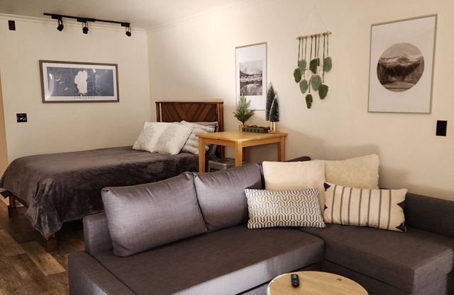 Lake Tahoe Studio with hot tub and pool - minutes from Northstar and Kings Beach