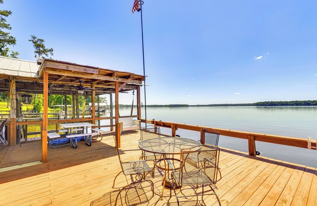 Steps to Lake Talquin: Tranquil Cabin w/ Deck