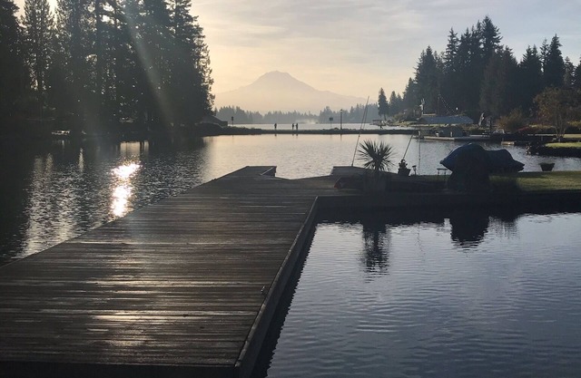 Lake Tapps! LAKE FRONT Available for Booking