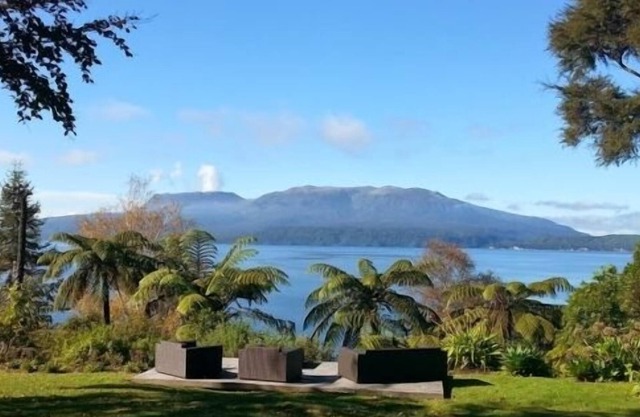 Lake Tarawera - Seeufer Bach