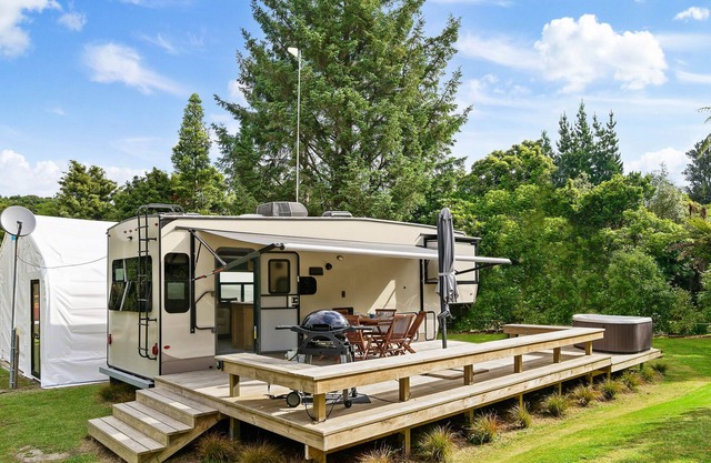 "INDIAN LAKE" ERSTAUNLICHER 5. WAGENWAGEN MIT ZUSÄTZLICHER TIPI-UNTERKUNFT