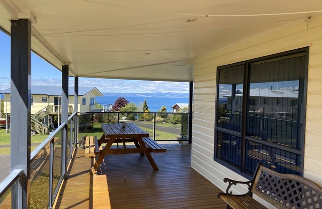 Lake Taupo Near to Waterfront Location A Water Lover's Paradise: Up to 8 guests