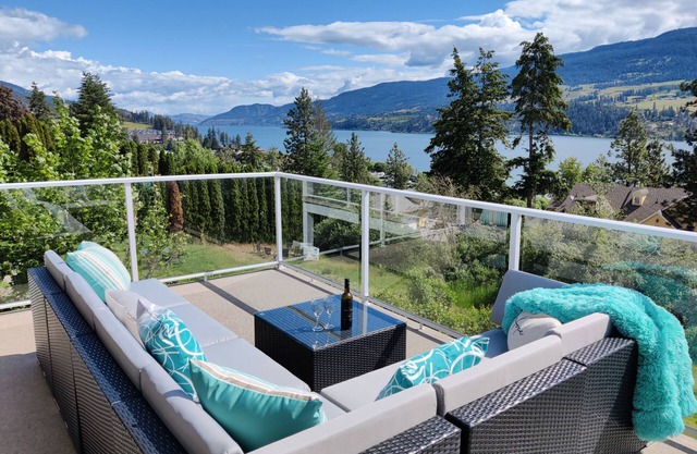 Lake Time 🌊 2 Bed+Den, Your Home Away From Home!