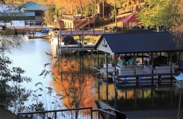 Lake Tuscaloosa Waterfront Home --great for friends, families, and Bama parents!
