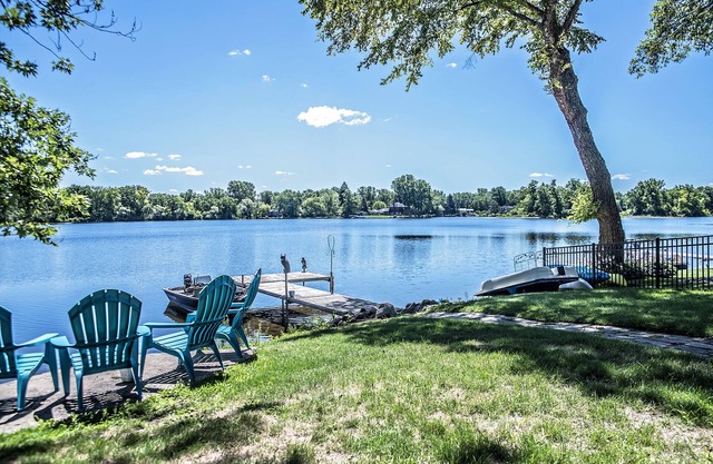 Lake front 2-bedroom cozy cottage in Commerce Twp, kayaks, peddle boat, fishing