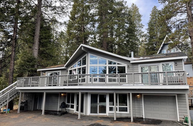 Lake retreat for multiple families w/ game room!