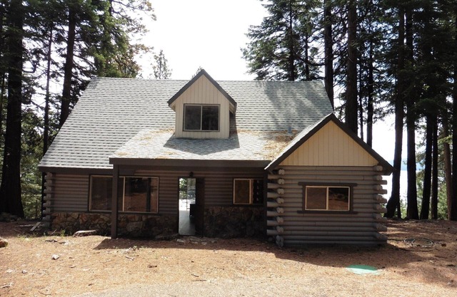 Lake Almanor County Club sleeps ten people beautiful view of lake off huge deck
