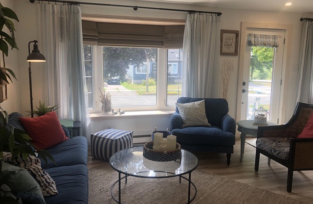 Lake Vibe - 3+ Bdrm House on Ashburnham Point