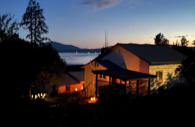 Lake view 3-bedroom house in lovely Hope with WiFi, AC. Enjoy your stay