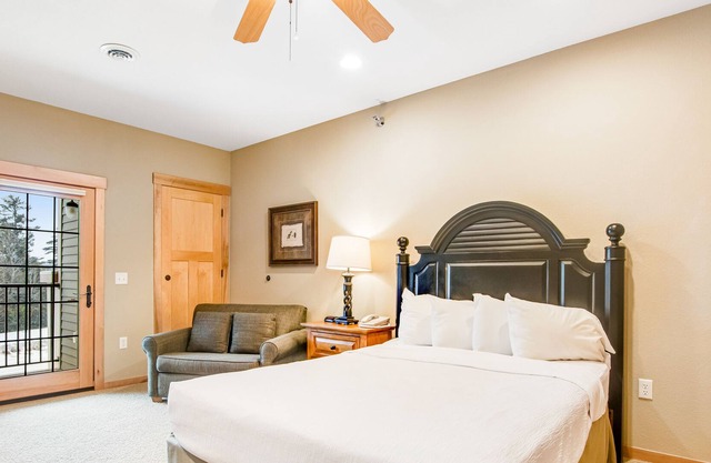 Lake-view, 3rd-floor studio with kitchenette, balcony, pool, hot tubs, & gym