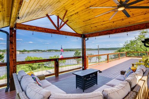 Lake View and Huge Deck Cozy Possum Kingdom Retreat