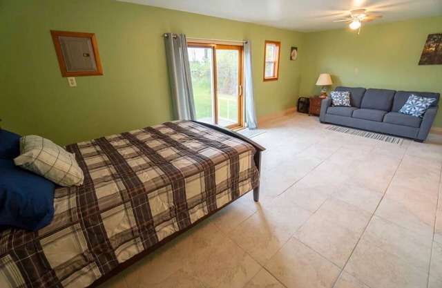 Lake view apartment w/ amazing views & centrally located in the heart of Kelleys