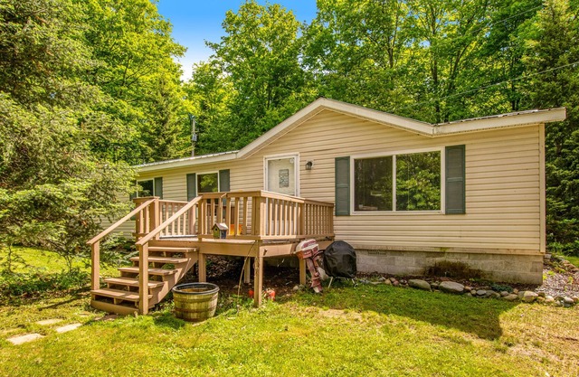 Lake view cabin w/dock, firepit, kayaks, W/D, & shared access to North Twin Lake