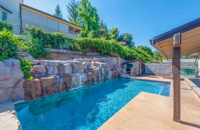 Herrliches Seeblick-Haus mit Kaskadenwasserfall-Pool