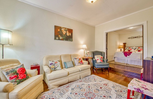 Lake view charmer with free WiFi, full kitchen, and private washer/dryer