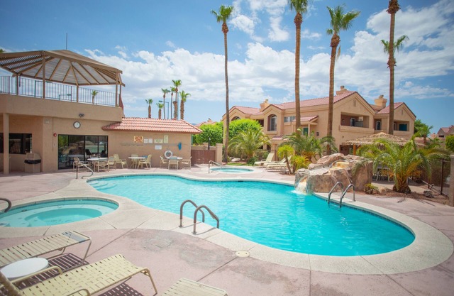 Lake View Condo with Pool/Boat Parking!