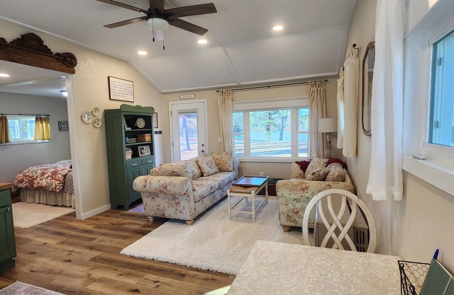 Lake View Cottage for Two with Views of Harrison Lake