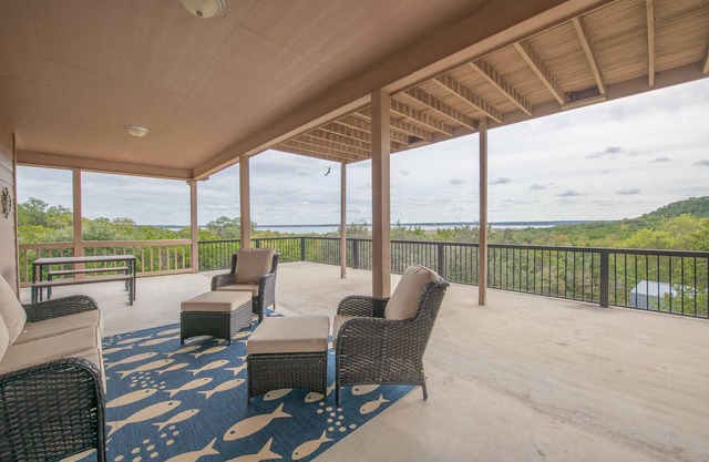 Lake-view family retreat, large deck and easy access to the lake