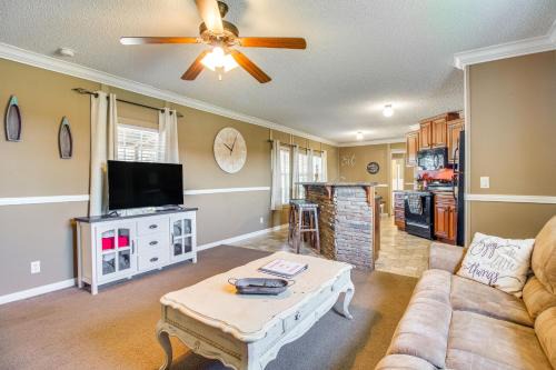 Lake-View Getaway with Grill in Mountain Home!