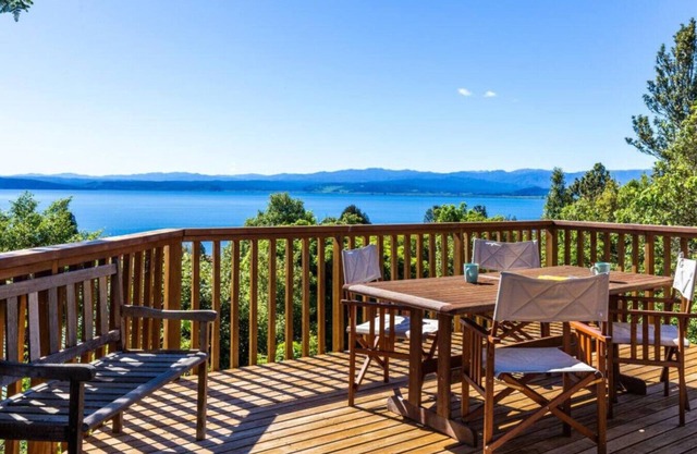 Lake View House with Wi-Fi