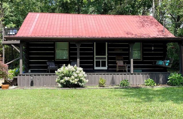 Lake View Loft Cabin is only 2 miles from Wolf Creek Marina, Lake Cumberland KY