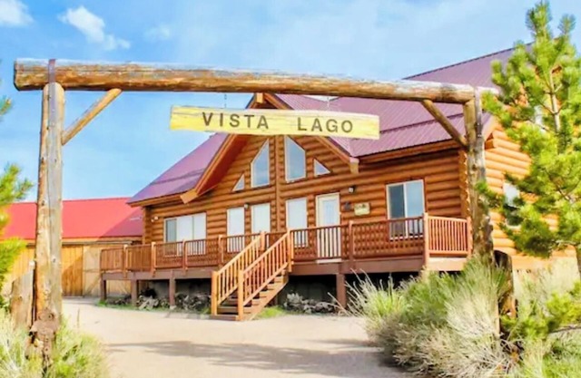 Lake view log cabin , near lake, general store Pet friendly