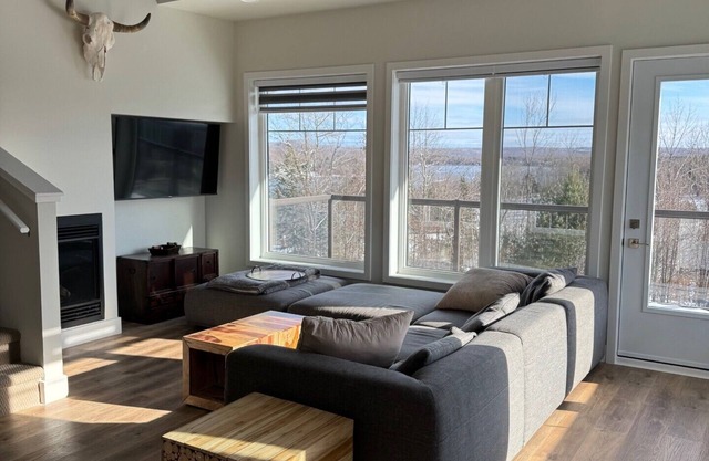 Lake view lux condo beside Deerhurst/ski/golf/lake