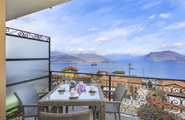 Lake View, Luxury Apartment in Someraro, Stresa - Apartment EAST