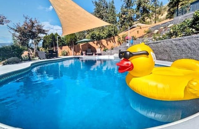 Lake View Poolside Private Suite