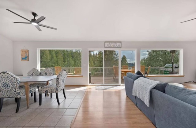 Lake view property with lake access!