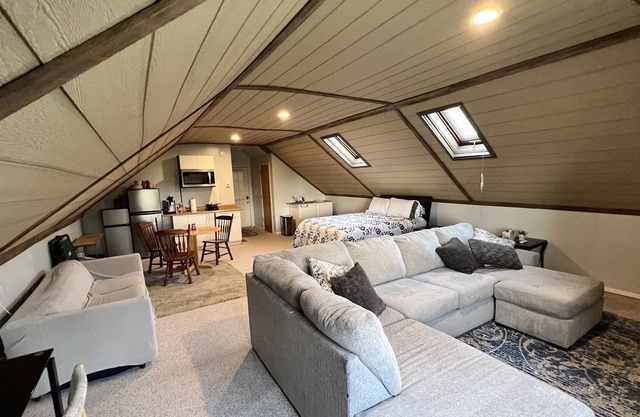 Lake View Studio Apartment Above Garage