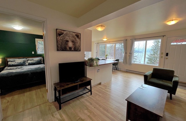 Lake View Suite, Forest Retreat, Lake Access Nearby