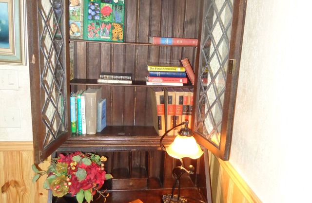 Lake view two bedroom, two bath log-sided cottage with private hot tub overlooking Lake Ouachita. by RedAwning