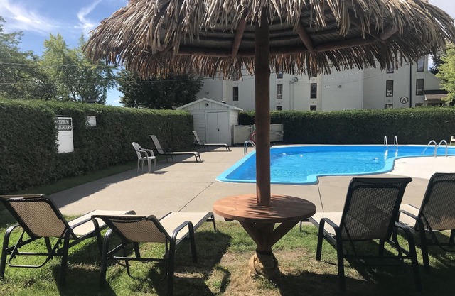 Lake view w/pools, hot tub & sauna! Walk to old Magog. 10min drive to Mt Orford