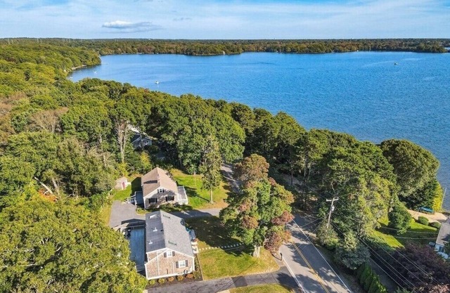 *LAKE VIEWS* 0.2 miles to the beach at lake* Renovated 4bds