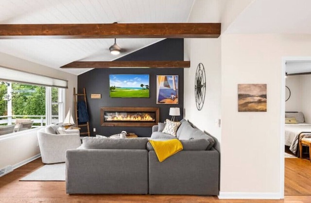 Lake views and minutes from Lawsonia Golf Course and downtown Green Lake.