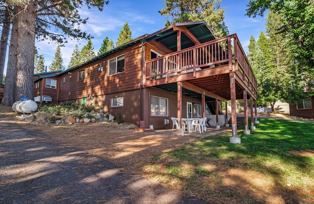 Lake Almanor 11: Charming Lakeside Resort