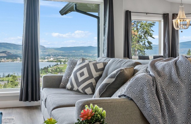 Lake Views Beach Home - 6 mins to Downtown Kelowna