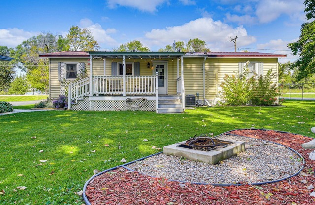 Lake Views & Fireside Bliss: Cecil Cottage w/ Yard