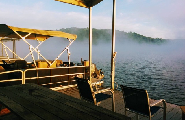 Seeblick in Hülle und Fülle von Balkonen direkt am See und trockenes, tiefes Wasser