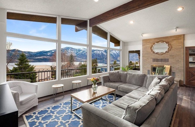 Lake views, hot tub, movie room w/ arcade games, dogs OK