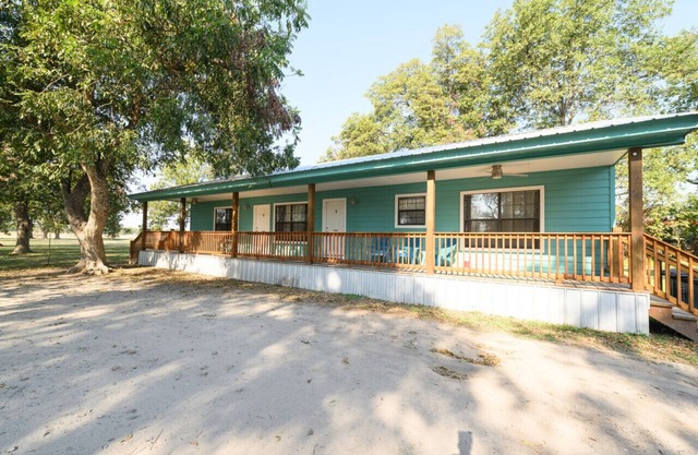 Lake views in family sized cabin for up to 9!