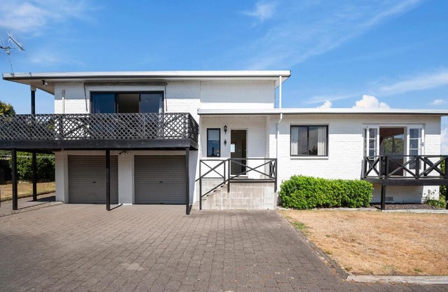 Lake Vista at Two Mile Bay- Taupo Central Home