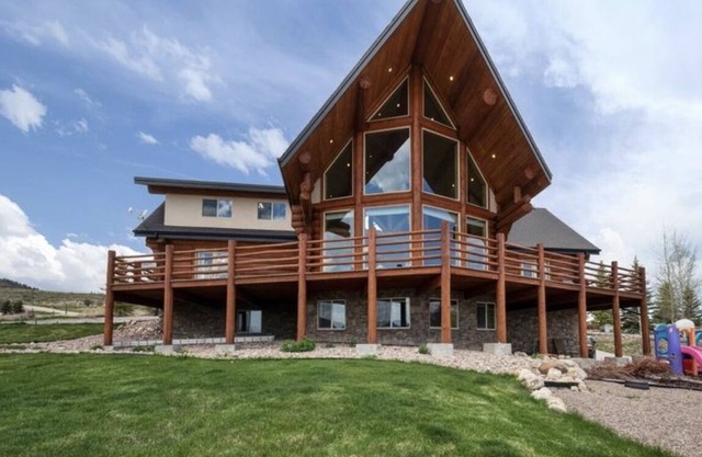 Lake Vista Lodge hot tub, 6,500+ sq ft, sleeps 30+!!