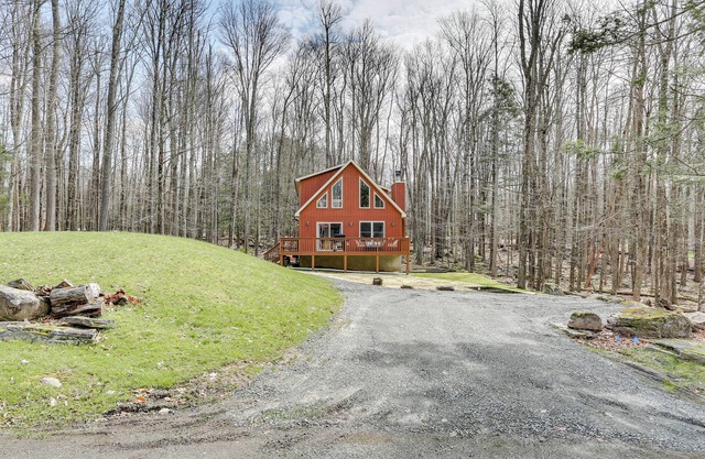 Lake Wallenpaupack Summer Getaway w/ Pool Access!