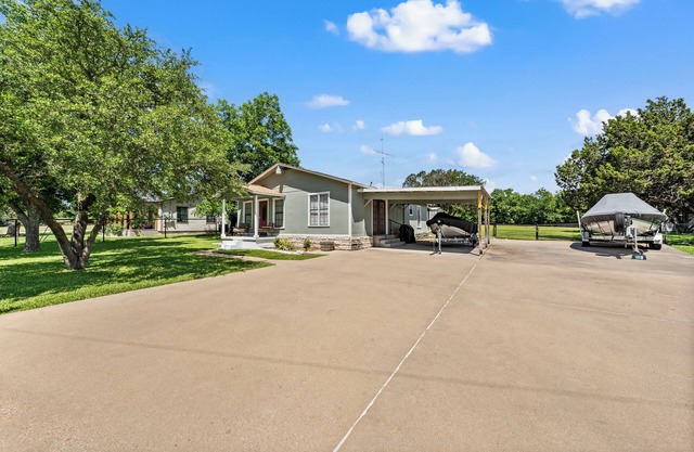 Lake Whitney 3BR getaway: family-ready, boat-friendly, Wi-Fi, fire pit