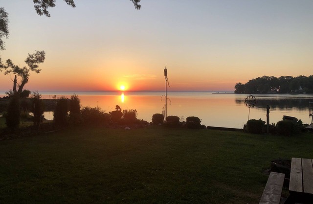 Lake Winnebago Water Front! Fishing! Boating! Quiet Bay! EAA!